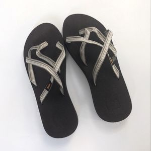 Like New Teva Strap Sandals Womens Sz 9